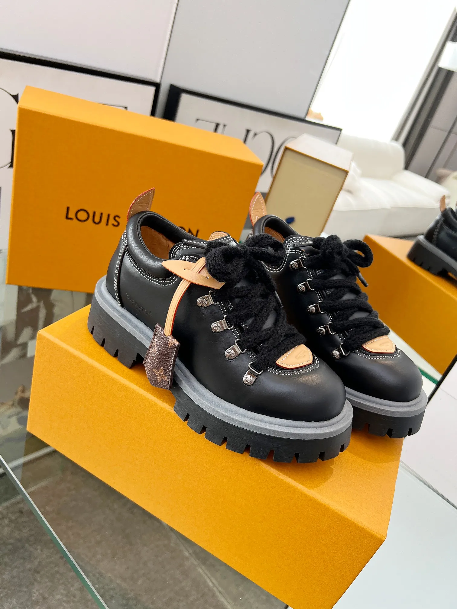 Factory direct sales p640🐘🐘Women's shoes Women's LV new couple's thick-soled hiking shoes, your original custom-made large-soled shoe brand, giving your feet flexibility and freedom, a good pair of shoes to wear all summer. Fabric: top-layer imported calfskin cowhide lining Size: 35-46 Welcome to send pictures to place orders